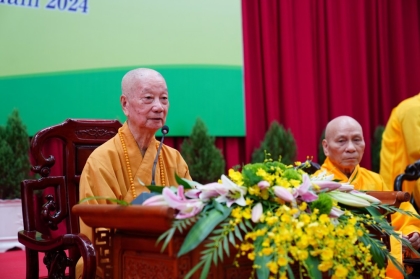 Đức Pháp chủ thăm Học viện PGVN tại Huế, trao học bổng và sách tấn Tăng Ni sinh